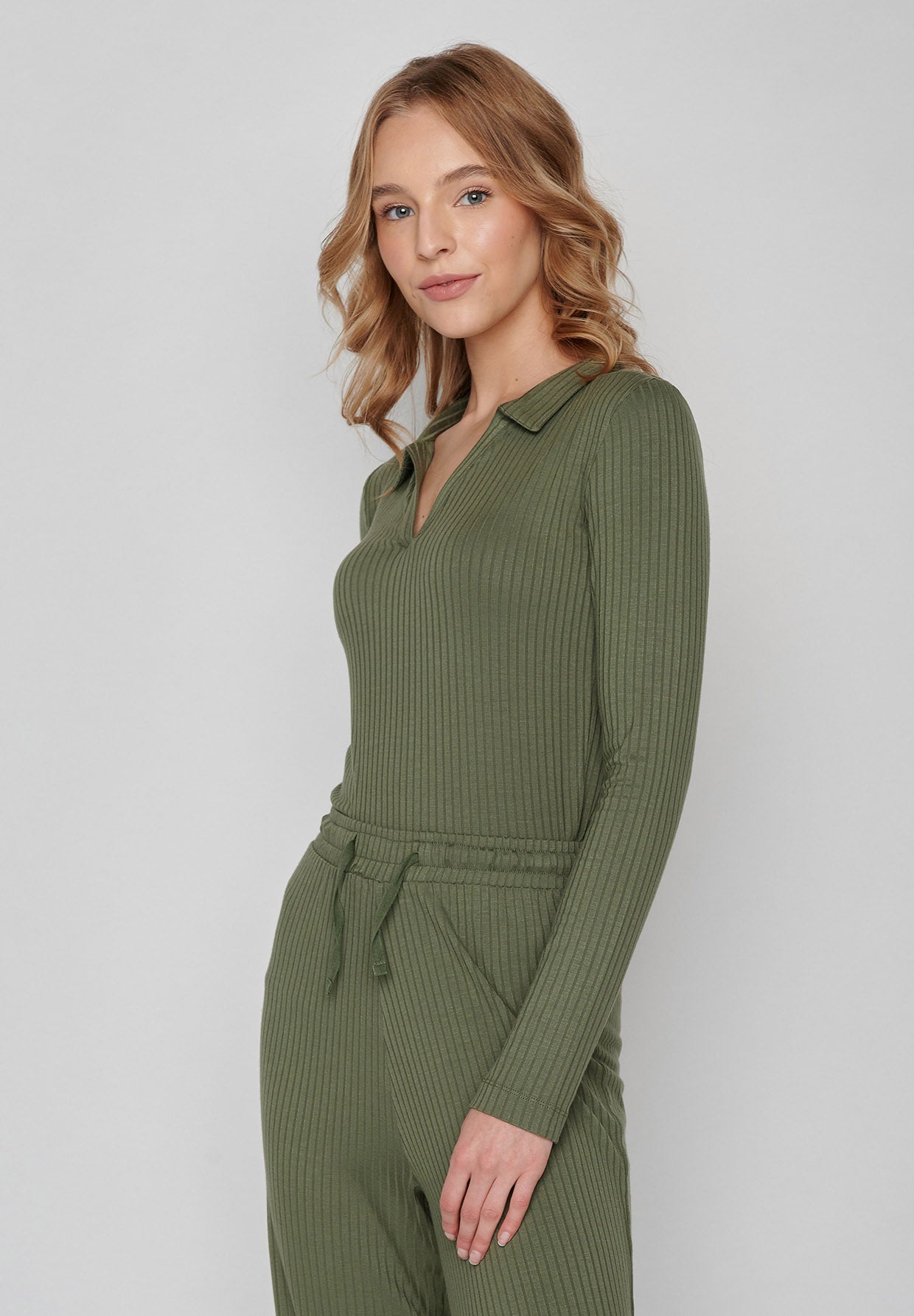 Dirty Olive: Elegantes Longsleeve aus LENZING™ Tencel für Damen [8181]