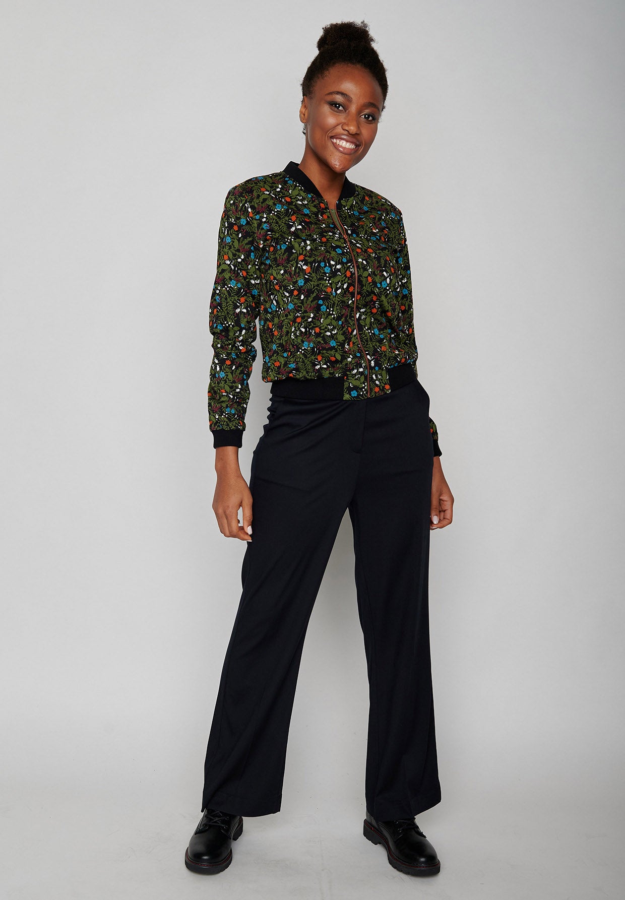 Flower Ground: Moderne Bluse aus Viskose (LENZING™ ECOVERO™) für Damen [8257]
