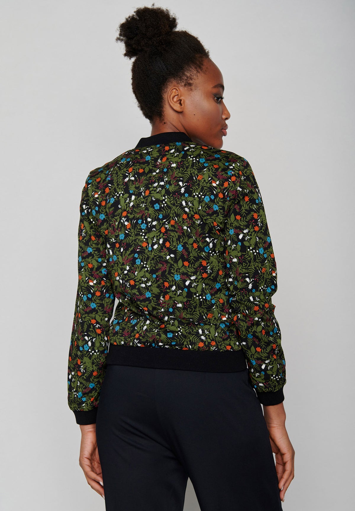 Flower Ground: Moderne Bluse aus Viskose (LENZING™ ECOVERO™) für Damen [8261]