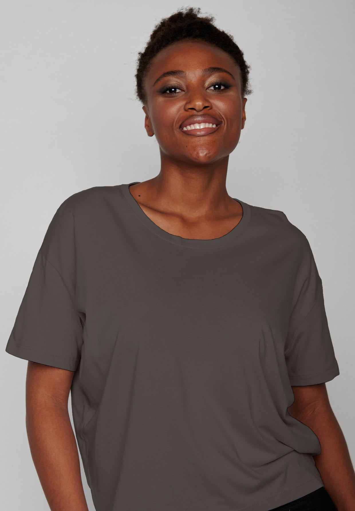 Shadow Grey: Lässiges T-Shirt aus Bio-Baumwoll-Mix für Damen [8405]