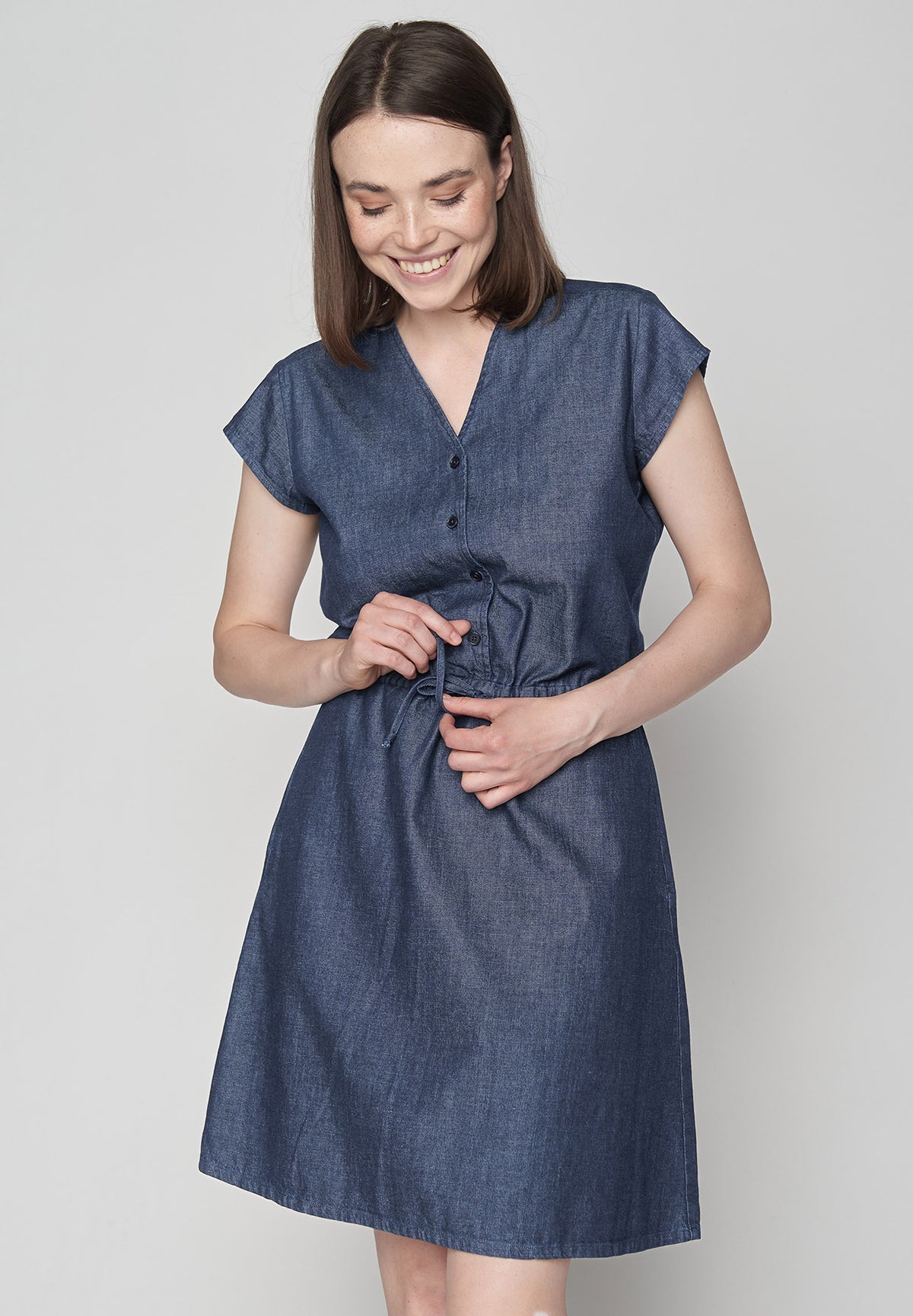 Light Denim: Elegantes Kleid aus Bio-Baumwolle für Damen [8590]