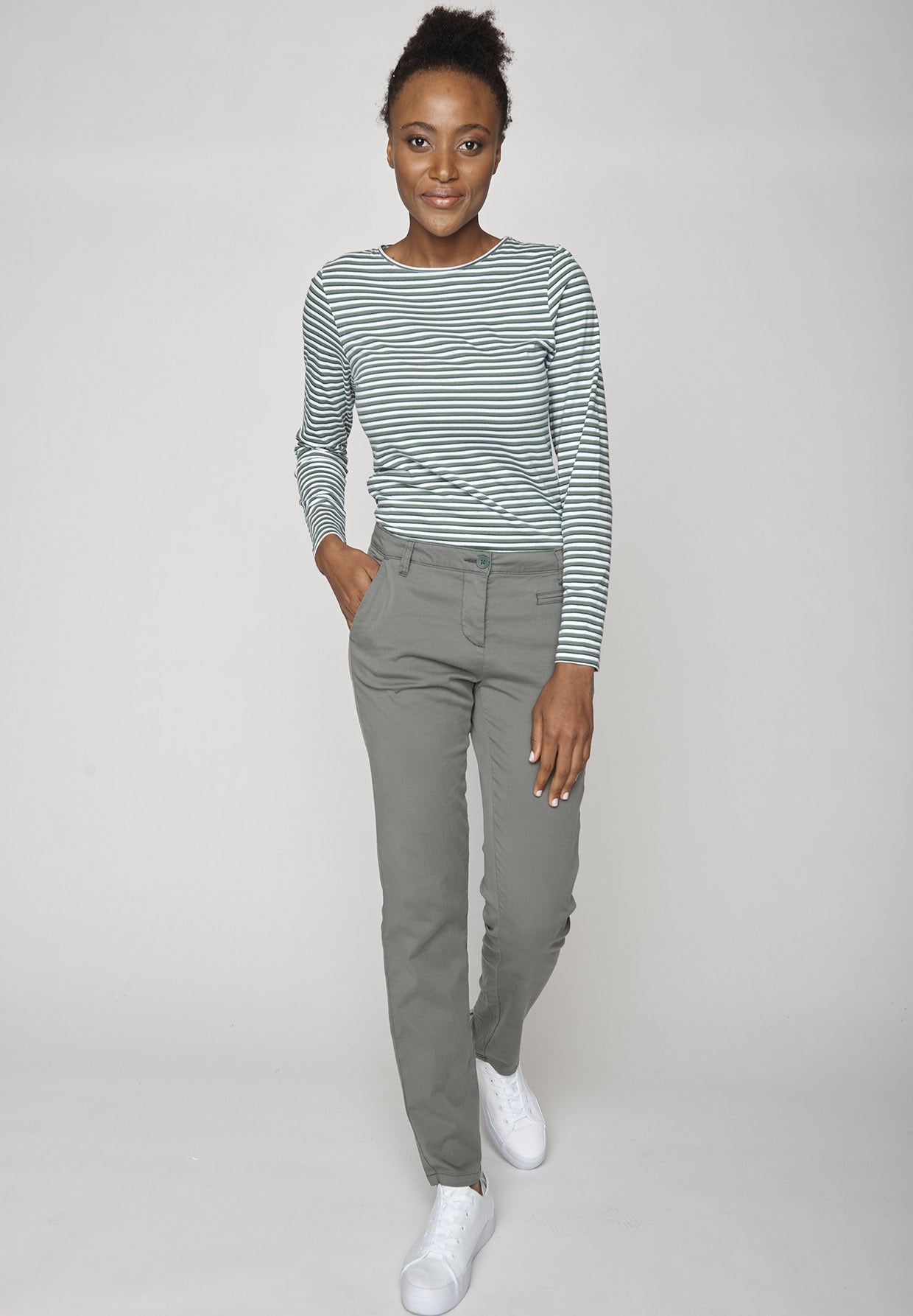 Grün:  Gemütliche Chino aus Bio-Baumwoll Mix für Damen [8632]